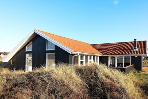 In der wunderschönen Naturlandschaft nahe des Leuchtturms und mit einem atemberaubenden Ausblick zur Nordsee und zum breiten, hellen Sandstrand von Blåvand liegt dieses geräumige Ferienhaus. Für den Badespaß stehen im Haus ein Swimmingpool und ein Wh...