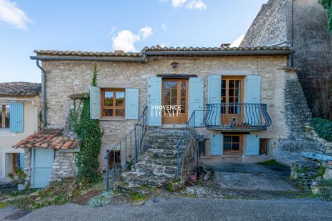 Provence Home, l'agence immobilière du Luberon, vous propose à la vente une maison de hameau ancienne en pierres située dans un hameau tranquille de Goult. La maison d’environ 110m² se compose d'un séjour avec cheminée et balcon, cuisine séparée. Un ...