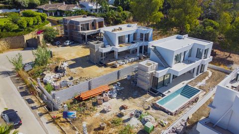 Moderne luxuriöse freistehende Villa in fantastischer Lage angrenzend an ein Naturschutzgebiet und nur wenige Gehminuten von Einkaufszentren und anderen Annehmlichkeiten entfernt Liegt in der Nähe von Marbella Benahavis und dem Hafen von Puerto Banús