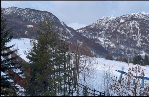 Rezydencja Alpaga to urocza rezydencja położona w Serre-Chevalier 1400. Położona w sercu ogrodu krajobrazowego, będziesz cieszyć się idealną lokalizacją, niecałe 50 metrów od centrum kurortu ze sklepami i atrakcjami. Basen miejski znajduje się tuż ob...