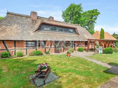 Dieses idylische 2- Familienreetdachhaus befindet sich auf einem tausend Quadratmeter großen Grundstück in grüner Lage von Vierhöfen. Der Ort liegt am Rande der Lüneburger Heide, zwischen Winsen (Luhe) und Salzhausen. Die Landschaft begeistert mit ih...