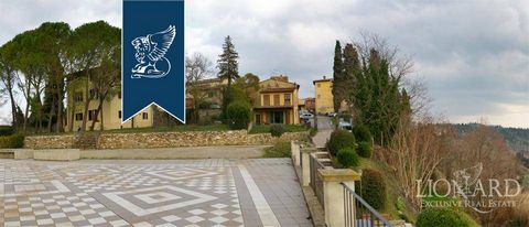 Questa villa di lusso è in vendita, sita nel Chianti. La sua superficie interna, adibita a struttura turistico-ricettiva, misura complessivamente 600 mq ed è circondata da un ampio giardino di 1.390 mq, ricco di pini e con una meravigliosa vista sull...