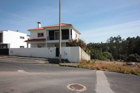 Ext. Code 7033 For sale, villa with contemporary finishes, just 5 minutes from the center of Leiria. On the 0th floor there is an equipped kitchen with island and access to barbecue, living and dining room, bathroom and office/bedroom. On the 1st flo...