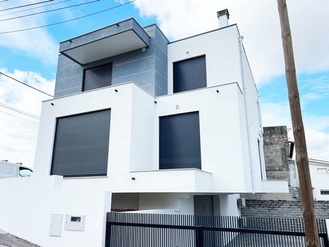 NUEVO Moderna villa de 3+1 dormitorios, jardín y garaje en Santa Clara, Coimbra Presentamos esta villa de 3+1 dormitorios, con un diseño moderno y al final de la construcción, en Santa Clara en Coimbra. La villa tiene las siguientes características: ...