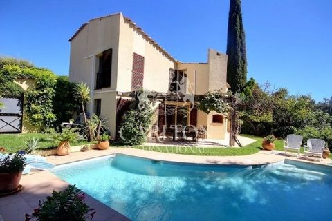 In the heart of a private estate with low charges, tennis court and caretaker, detached south-facing villa of 105 m2 in absolute peace and quiet, with swimming pool, set in grounds of approx. 750 m2. This Provencal villa has a bright living room open...