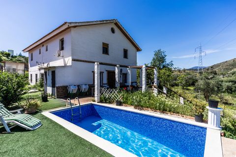 LANDHAUS in MONDA Landhaus mit Pool überdachter Veranda Im Erdgeschoss WohnEsszimmer Einbauküche Bäder Abstellraum 4 Schlafzimmer Über eine Außentreppe gelangt man ins Obergeschoss mit Wohnzimmer Büro 2 Schlafzimmern Bad und Abstellraum 283 m2 bebaut...