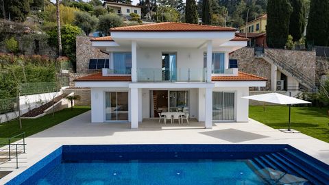 En el espléndido entorno de la primera colina de Bordighera, en una zona tranquila, ofrecemos a la venta esta villa independiente, recién terminada, con una piscina climatizada purificada por un sistema de sal. La casa, con exteriores modernos y caut...