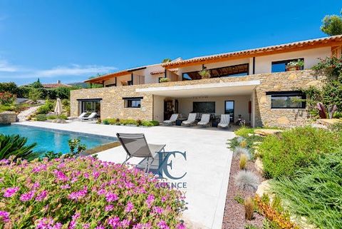 Come and discover this exceptional sea view property located in the sought-after area of La Cadière d'Azur. Nestled less than 15 minutes from Dolce Frégate, just 10 minutes from the beautiful beaches of Saint-Cyr-sur-Mer and Bandol, it offers an idyl...