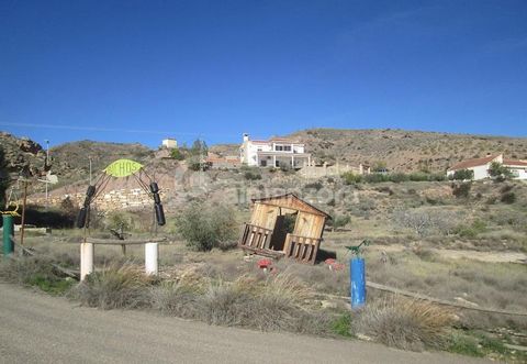 Une fabuleuse maison individuelle de deux étages à vendre dans la région de Zurgena. Avec sa position élevée, la propriété offre une vue panoramique imprenable sur la campagne environnante. La maison a une allée avec une dispersion de sculptures orig...