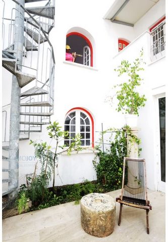 Haus mit Geschichte in der Rua Prof. Salazar de Souza, in Costa da Caparica. Gebäude aus dem Jahr 1834, das als Dependance des Klosters der Capuchos diente. Nach vielen Jahren der Schließung, erst 1941, taucht es mit dem Pátio Alentejano auf, der in ...