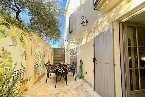 Belle maison de ville située dans un endroit discret du centre historique d'Uzès, dans une petite rue, au calme.  Méticuleusement rénovée et restaurée avec gout ces dernières années, ce bien dispose de tout le confort moderne tout en ayant conservé s...