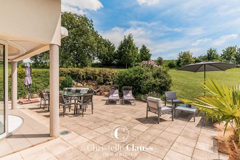 RANGEN 15 minutes from Truchtersheim, come and discover exclusively in your Christelle Clauss Marlenheim agency, this superb property built in 2005 surrounded by greenery and not overlooked, located 5 minutes from Wasselonne and 30 minutes from Stras...