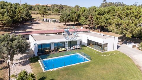 Quinta da Foz do Arelho – The Perfect Refuge Between the Sea and Nature Located just 4 minutes from the stunning Foz do Arelho Beach, this magnificent villa is located in the charming parish of Foz do Arelho, offering the ideal balance between housin...