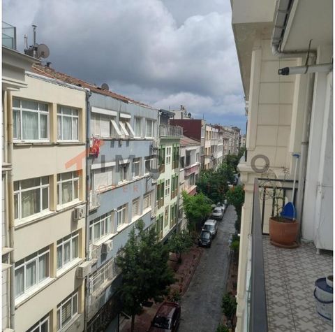 Die Eigentumswohnung befindet sich in Beyoglu. Beyoglu ist ein Stadtteil auf der europäischen Seite von Istanbul. Er ist bekannt für seine historische Architektur, lebendiges Nachtleben und vielfältige kulturelle Szene. Der Bezirk umfasst Stadtteile ...