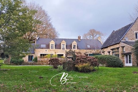 A 15 mn de Vannes et 20 de la première plage, cette belle propriété de caractère composée d'une vaste longère et d'un gîte, dont la rénovation mêle ancien et moderne, offre près de 250 m² habitables et un superbe parc de près de 7000 m² qui abrite un...