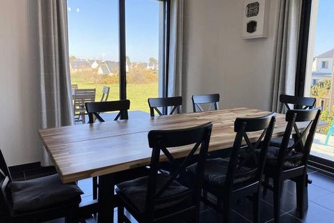 Dit ruime vakantiehuis biedt comfortabel plaats aan maximaal 8 personen met zijn vier slaapkamers, waaronder een master suite met een en-suite badkamer. De accommodatie beschikt over twee slaapkamers met elk twee eenpersoonsbedden, een slaapkamer met...