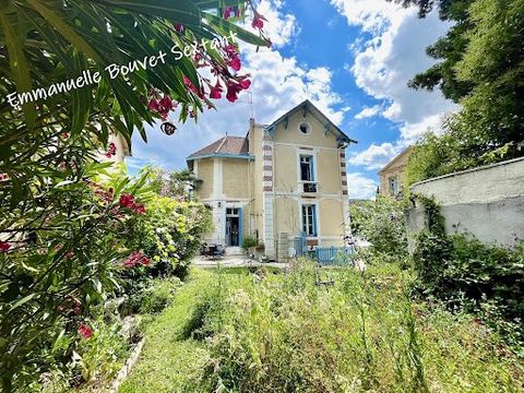 Ideally located in Bergerac, this beautiful and large bourgeois house dating from 1897 with an extension in the 1930s does not go unnoticed. A characterful residence par excellence, it is a spacious family home with old-world charm, combining woodwor...