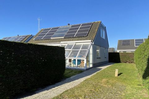 Esta encantadora casa de vacaciones ofrece un acogedor refugio para hasta seis huéspedes con tres cómodas habitaciones. Cada habitación está equipada con camas de calidad para garantizar una noche de sueño reparador, y la propiedad no admite mascotas...