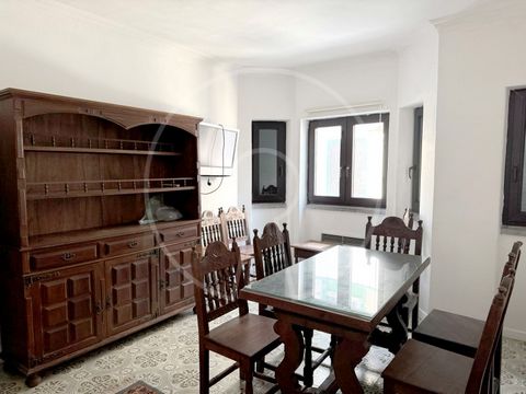 Wohnung im historischen Zentrum von Cascais, nur wenige Schritte von der bekannten Bucht von Cascais entfernt, im 1. Stock eines Gebäudes mit Aufzug. Die Wohnung kann je nach Vorliebe möbliert oder unmöbliert gemietet werden. Der Raum umfasst eine Ei...