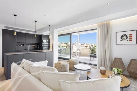 This recently refurbished penthouse in the centre of Palma de Majorca is located on a pedestrian street facing a square, which gives it unobstructed views and great privacy. It has a large terrace of more than 40 m2, ideal to enjoy an outdoor dining ...