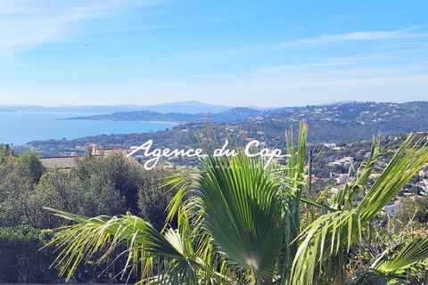 Opportunità esclusiva con l'Agence du Cap: scoprite questa magnifica villa in stile provenzale che offre una vista panoramica sul golfo di Saint-Tropez. Questa proprietà è composta da due appartamenti collegati internamente. Il livello del giardino, ...