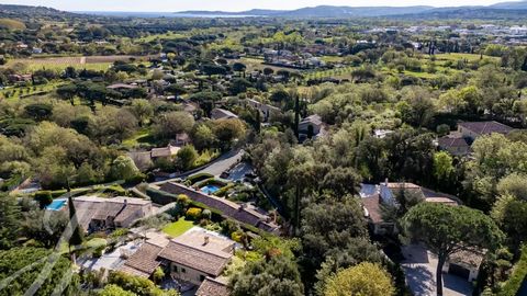 Diese 166 m² große Villa genießt eine privilegierte Lage und befindet sich in der Nähe des Dorfes in einem gesicherten Bereich. Sie liegt auf einem Hügel und bietet einen atemberaubenden Blick auf den Golf von Saint-Tropez. Das Anwesen ist zwar renov...