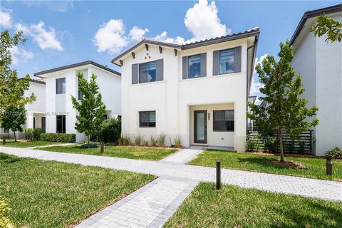 Home located in Doral, near to restaurants, supermarkets, close to Palmetto and to the airport. This spacious 4 bedroom home provides ample space. The 3 and a half bathroom offer convenience ensuring that everyone needs are meet. With an open floor p...