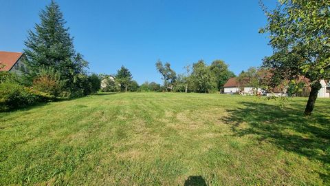 Situé dans la paisible commune d'Épeugney (25290), ce terrain bénéficie d'un environnement calme. Proche de toutes les commodités nécessaires au quotidien, ce charmant village offre un cadre de vie agréable à ses habitants. De plus, sa localisation s...