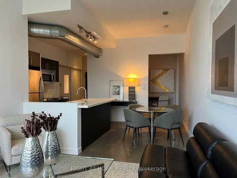 Streetcar's Edge Lofts, una boutique di 6 piani - 64 unità abitative situato nel cuore di Leslieville! Questa grande suite con due camere da letto offre soffitti da 10' in tutto, finestre dal pavimento al soffitto con un balcone trasparente rivolto a...