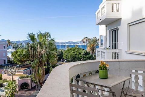 Cannes Croisette, spacious sea view one bedroom flat Ideally located on the famous Boulevard de la Croisette, in front of the Port Canto, close to amenities, in a secure luxury residence, on the 3rd floor. Renovated one bedroom apartment with 58sqm l...