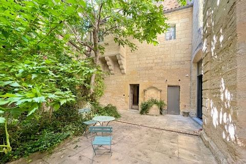 In the historic centre of Uzès, in the heart of one of the most beautiful private mansions in the ducal town, nestles a 191 m² flat with a garden of almost 70 m² and an incomparably romantic atmosphere. A ceremonial drawing room of almost 63 m², with...