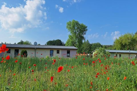 Modern vakantieappartement op de bovenste verdieping van 2 verdiepingen in een huis met twee woningen aan de rand van het natuur- en vakantiepark in Klein Labenz met vanuit de woonkamer en het balkonterras een prachtig uitzicht op het meer Groß Laben...