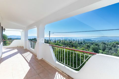 Freistehende T3+1-Villa mit Meerblick in Loulé. Im traditionellen portugiesischen Stil mit 282 m² befindet sich diese Villa im Originalzustand und bietet enormes Renovierungspotenzial. Auf einem 6.960 m² großen Grundstück gelegen, bietet die Immobili...