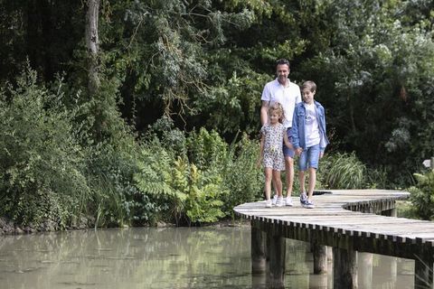 Der Parc de la Belle liegt in einem 12 Hektar großen Garten und vereint ungewöhnliche Unterkünfte, um in Vienne neue Energie zu tanken. Mit der Familie, Freunden oder einem romantischen Kurzurlaub ist der Parc de la Belle der ideale Ort, um abzuschal...