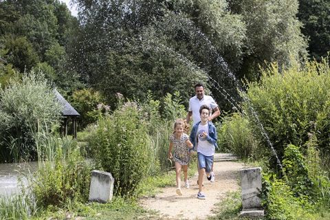 Der Parc de la Belle liegt in einem 12 Hektar großen Garten und vereint ungewöhnliche Unterkünfte, um in Vienne neue Energie zu tanken. Mit der Familie, Freunden oder einem romantischen Kurzurlaub ist der Parc de la Belle der ideale Ort, um abzuschal...