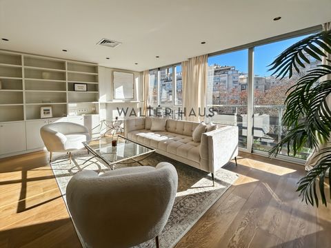 SEASONAL RENTAL- EQUIPPED AND FURNISHED Bright 90 m² apartment located in the prestigious area of ​​Francesc Macià. The property has a spacious living room divided into two areas that receive abundant natural light thanks to its large windows. A full...