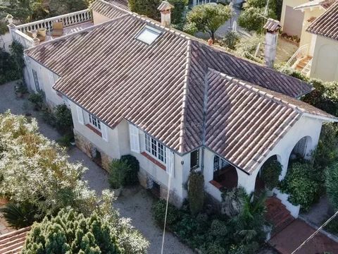 Cap d'Antibes - Dieses 120 m² große charmante Haus mit einem Grundstück von 458 m² befindet sich in einem sehr nachgefragten Viertel und genießt eine ideale Lage in einer Sackgasse, nur 100 Meter vom See und 400 Meter den Stränden von La Garoupe entf...