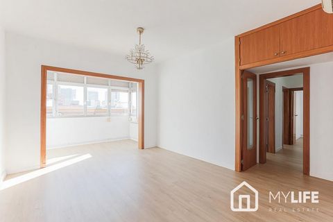 MYLIFE Real Estate präsentiert diese fantastische Immobilie zum Verkauf in einer der beliebtesten Gegenden Barcelonas, neben Diagonal Mar. Beschreibung der Unterkunft Im siebten Stock eines Gebäudes befindet sich diese Außenwohnung mit einer bebauten...