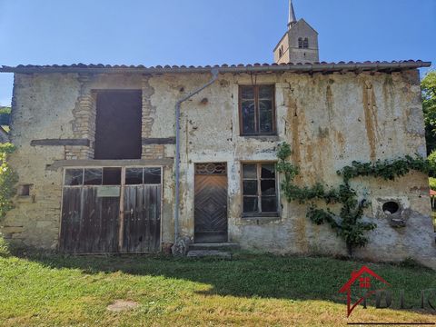 je vous propose cette ancienne ferme agricole a rénover. une demande de permis de construire sera a effectuer afin de pouvoir valider votre projet. TOITURE A REFAIRE INTEGRALEMENT non raccordée a l'eléctricité maison de caractère ancien, belles pierr...