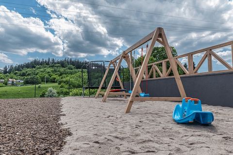 Des maisons en bois confortables ouvertes toute l'année à Duszniki Zdrój. Les maisons sont situées sur une colline surplombant le panorama d'une partie de la ville. Chaque maison dispose de : 2 chambres avec lits doubles, un séjour entièrement équipé...