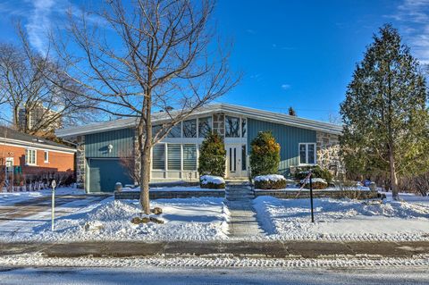 Bungalow détaché méticuleusement entretenu situé sur une rue tranquille de Ville Mont-Royal. Profitez d'un plan d'étages ouvert, de hauts plafonds et de larges fenêtres. 2 chambres à coucher à l'étage et 2 autres chambres à coucher au sous-sol. Cette...