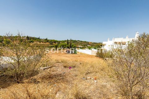 Rustic land with feasibility of construction in Armação de Pêra. The land has a total area of 5.13 hectares and is feasible to build assisted living spaces with up to 300 rooms. It is located in a quiet area of the village and is located 500 meters f...