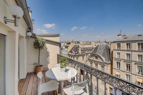 Au cœur du Marais historique, au sein d’une jolie cour arborée, au 5ème étage d’un immeuble de 1670, Barnes vous propose en exclusivité ce bien de 63.6m² Loi Carrez et (70.56 m2 en surface habitable) refait il y a 5 ans par une décoratrice profession...