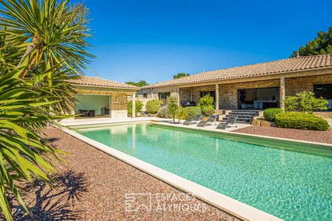 Only 20 minutes from Narbonne, in the heart of the Narbonnaise regional park in the Mediterranean and located on the foothills of the Corbières Maritimes, this single-storey property of about 250m2 and its outbuildings of about 150m2, are built on a ...