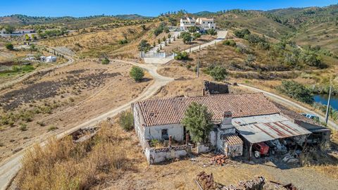 Mixed land with a ruin in the countryside of São Bartolomeu de Messines. Excellent, quiet location with easy access to the national road. It is located in a very quiet area that allows for a more relaxed lifestyle, perfect for perfect for those who d...