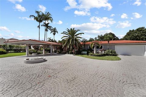 Located on a prime, gated 1.02-acre lot in the heart of Pinecrest, this sprawling 6, 054 sqft ranch-style estate offers 5 bedrooms, 7.5 bathrooms, and a 2-car garage. Perfect for modern living, it features a 2017-renovated kitchen with stainless stee...