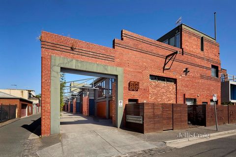 Placed superbly among a revered river precinct, this first class warehouse conversion embraces the area’s blue collar past, weaving industrial charm into a sophisticated, city fringe retreat. Clever skylights, extensive window coverage, and wonderful...