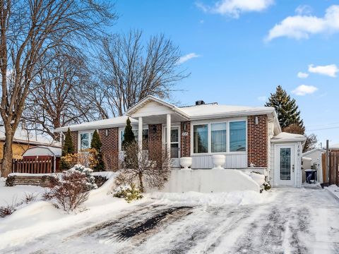 Maison avec possibilité de bachelor au sous-sol située dans un secteur prisé de Laval-des Rapides. RDC avec 2 chambres à coucher, cuisine, salle à manger et salon. Cour arrière avec grande galerie et piscine hors-terre + 2 cabanons. Sous-sol non amén...