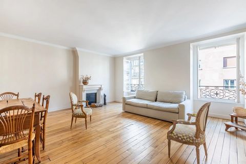 Close to the Pont de Neuilly metro station and Place Gouraud, Agence VANEAU offers a 54.92 m² Carrez two-room apartment on the fourth floor (no elevator) of an old building. Completely renovated in 2018, this bright, through-plan apartment comprises ...