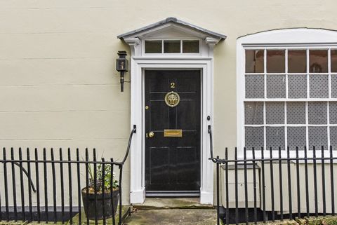 EAST HOUSE es una casa rara e individual en el histórico pueblo de Titchfield, famoso por su iglesia del siglo VII, la más antigua de Hampshire, las ruinas de la Abadía de Titchfield con la conexión de los leones Enrique VIII y Carlos I, el Gran Gran...